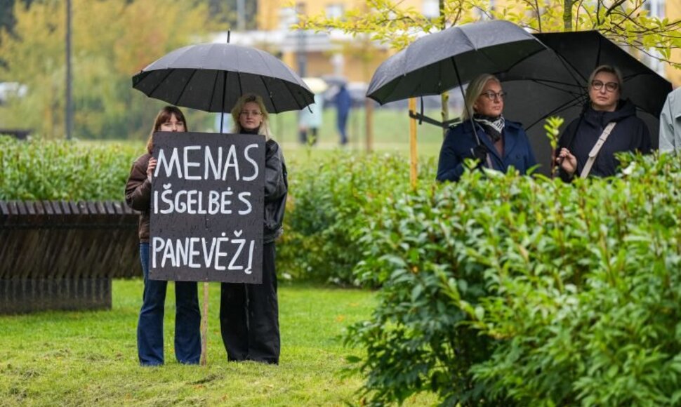 Panevėžys prisijungė prie visos Lietuvos kultūros streiko: protestas surengtas Senvagės saloje