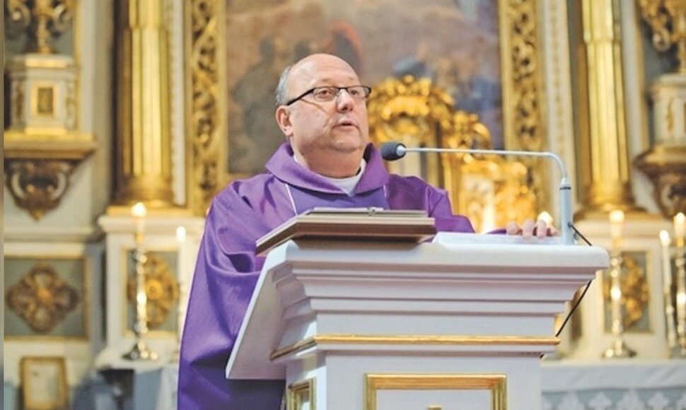 Kėdainiai, pasak teologijos licenciato kunigo Sigito Bitkausko, yra pasiturintis miestas. Žmonės gražiai įsirengę namus, turi stabilius darbus, pinigų. Ir šioje gerovėje Dievui vietos tiesiog nebelieka