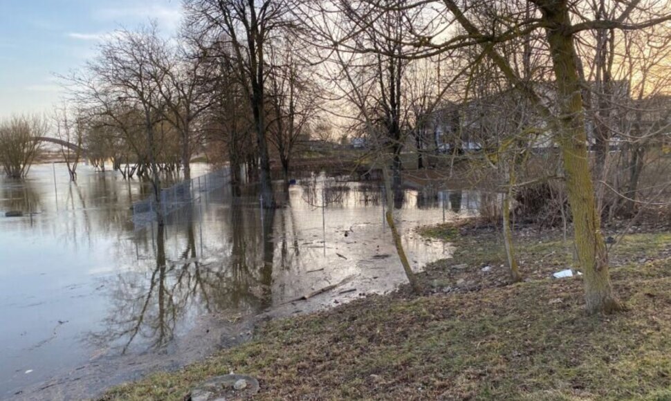 Naujausiais duomenimis, potvynis pamažu traukiasi, Nevėžio vandens lygis per parą nukrito, o upėje dar užsilikę ledai išplaukė žemupio link