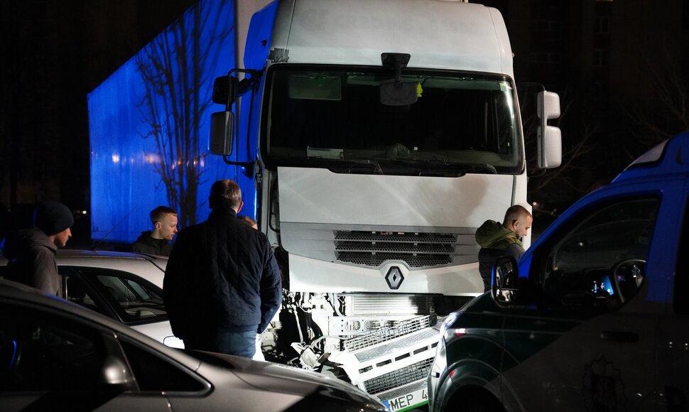 Avarija Panevėžyje: vilkikas apgadino dvi de&scaron;imtis automobilių