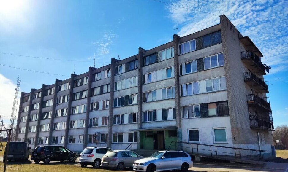 Kėdainiuose, &Scaron;ėtos gatvės 91-ajame name, gyvenantys žmonės pyksta, kad prie&scaron; kelis metus įrengti nauji du&scaron;ai neveikia taip, kaip turėtų, mat kar&scaron;tas vanduo iki jų tiesiog nepakyla