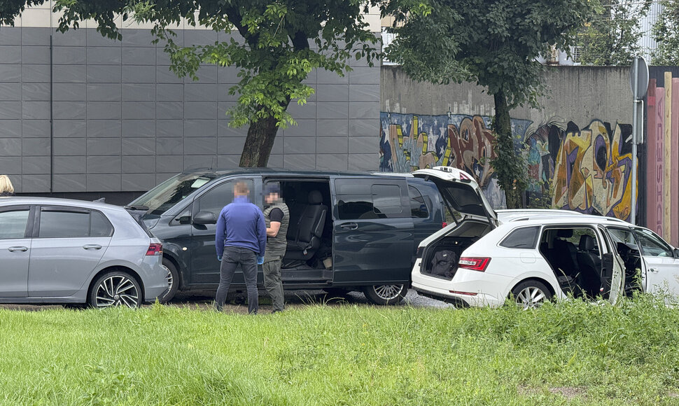 „Aro“ pareigūnai prie Kauno geležinkelių stoties atlieka kratą automobilyje