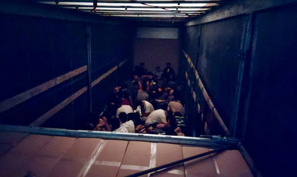 Iš Lietuvos į Lenkiją atvykusiame sunkvežimyje slėpėsi 54 neteisėti migrantai