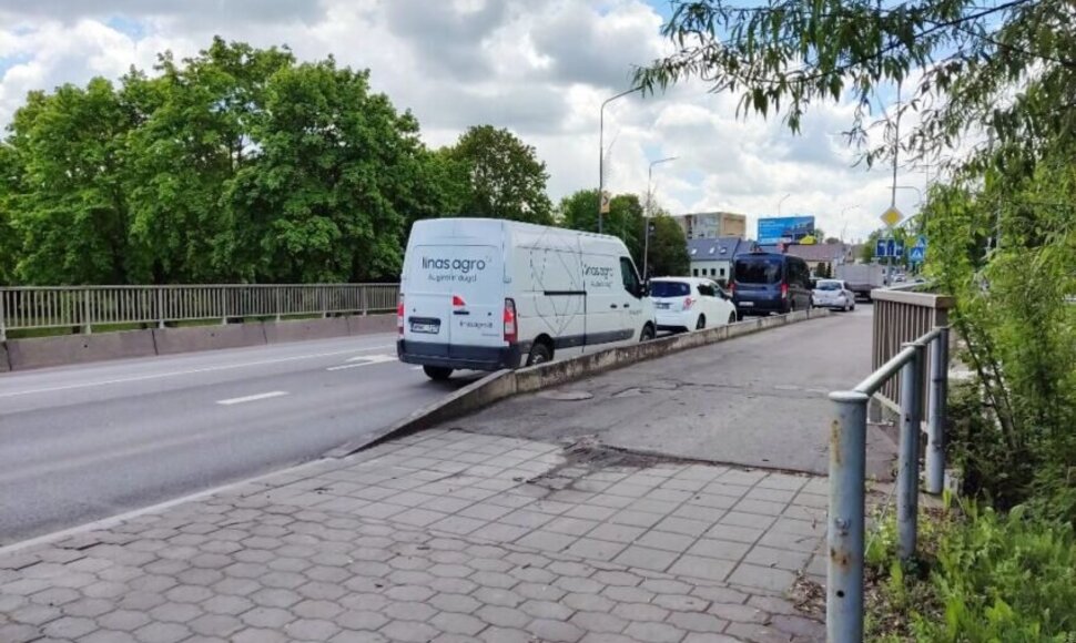 J.Basanavičiaus tiltas per Smilgos upę – viena svarbiausių Kėdainių arterijų, kuria kasdien važiuoja ir greitoji medicinos pagalba, ir ugniagesiai
