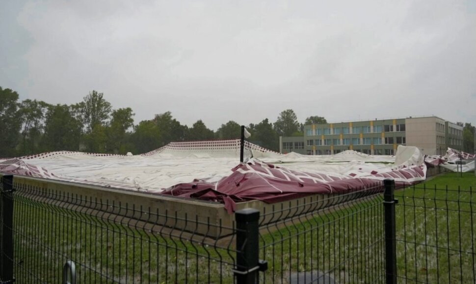 Panevėžyje audra apgadino futbolo maniežo kupolą – evakuoti žmonės
