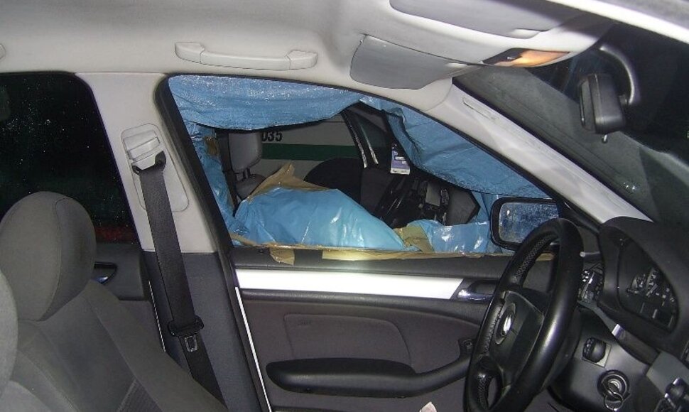 Automobiliai, sujungti plėvele