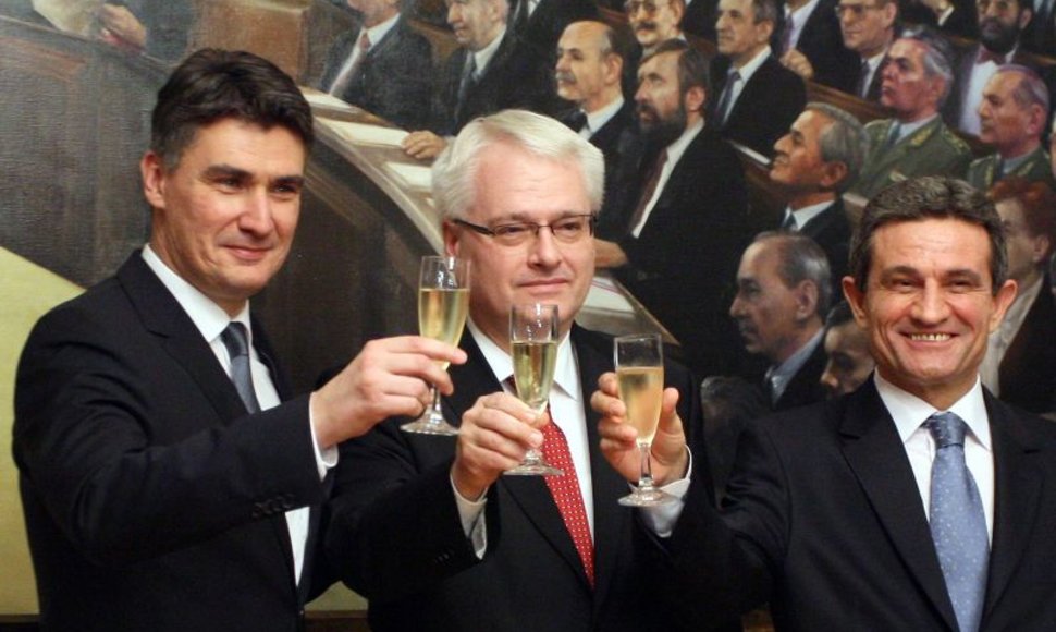 Kroatijos ministras pirmininkas Zoranas Milanovičius, prezidentas Ivo Josipovičius ir Kroatijos parlamento pirmininkas Borisas Spremas švenčia rezultatų paskelbimą 