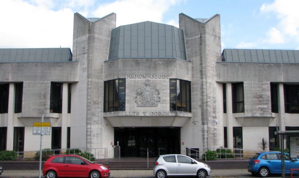 „Cardiff Crown Court“. Šiame teisme nagrinėjama dviejų žmonių sudeginimu įtariamų asmenų byla