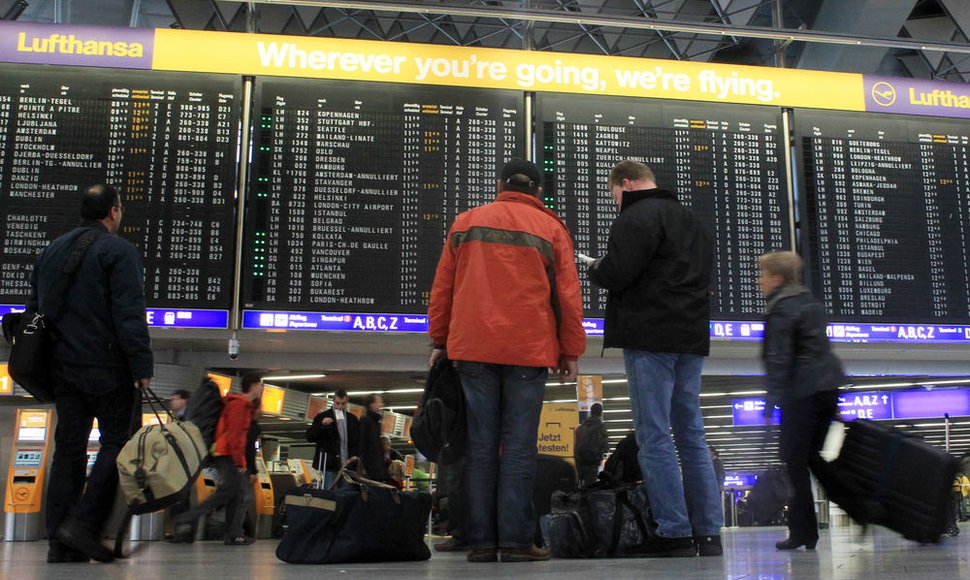 Keleiviai laukia, kol Frankfurto oro uoste bus atnaujinti skrydžiai