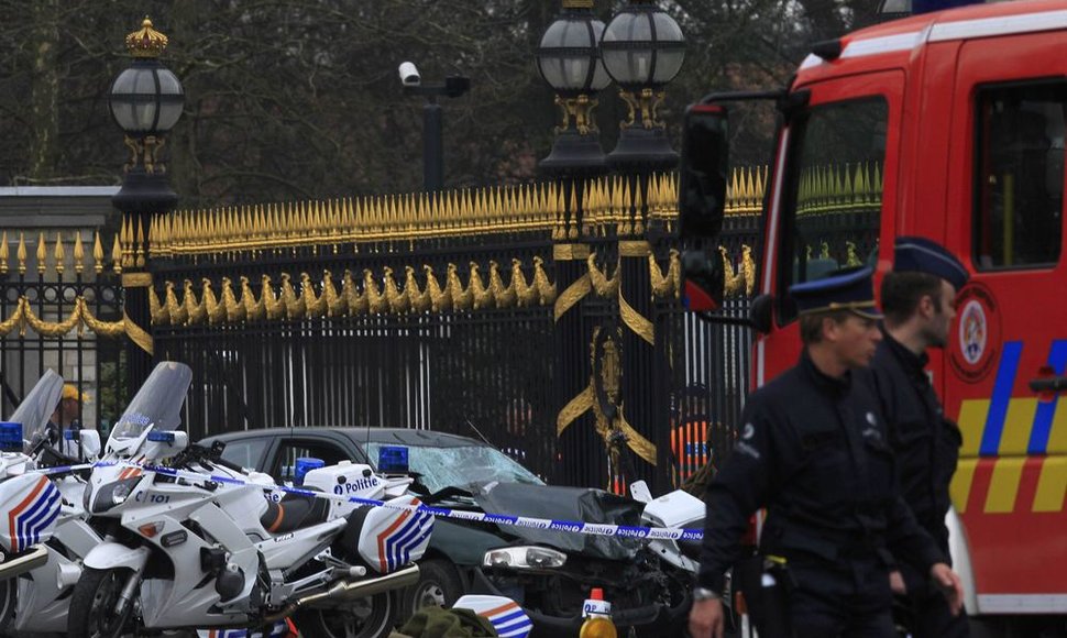 Sudaužytas automobilis, kuris rėžėsi Briuselyje esančius karališkuosius rūmus