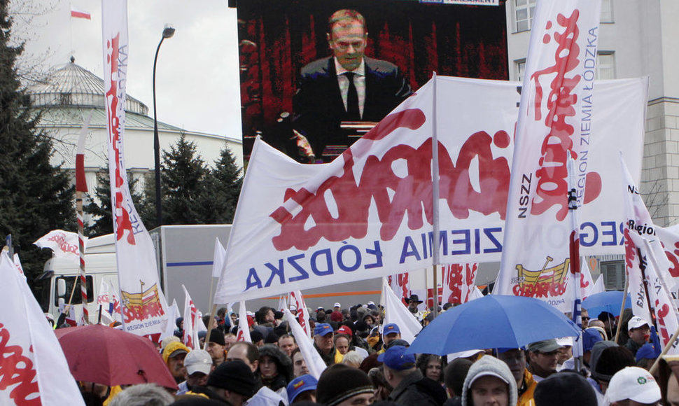 Lenkijoje tūkstančiai žmonių protestuoja prieš pensinio amžiaus vėlinimą