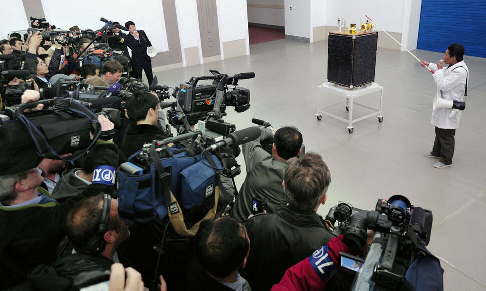 Kosminės programos pareigūnai antradienį Pchenjane surengė retą spaudos konferenciją, kurioje dalyvavo užsienio žurnalistai, jos metu buvo pareikšta, kad trijų pakopų raketa bus paleista kaip planuota