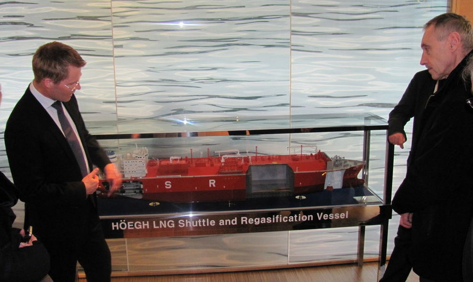 Energetikos ministrui Arvydui Sekmokui „Hoegh LNG“ būstinėje buvo parodytas laivo-saugyklos maketas