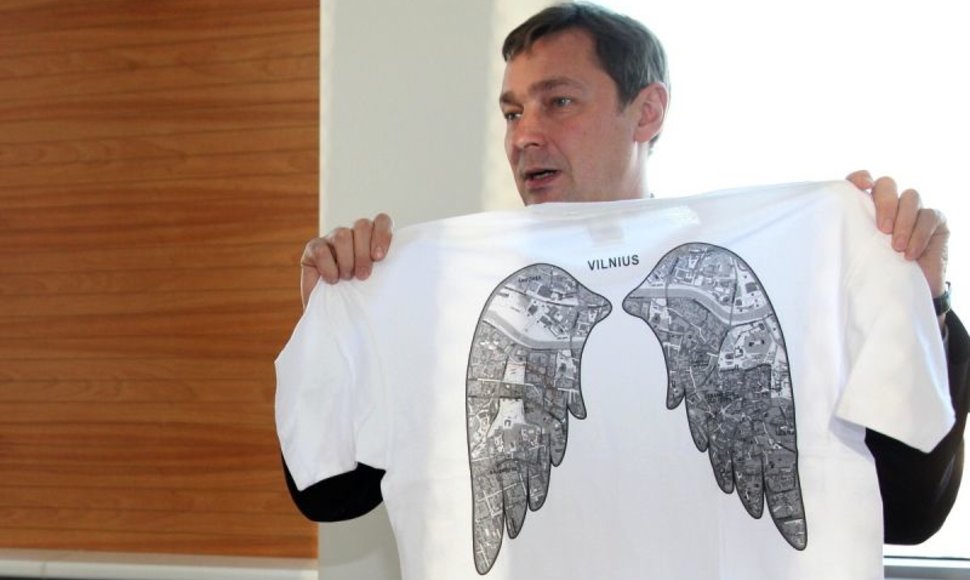 Artūras Zuokas Londonui pristatė marškinėlius