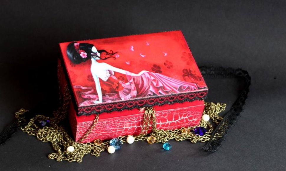 Dekupažo technika dekoruota dėžutė – unikali dovana Kalėdoms