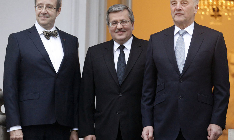Iš kairės: Estijos prezidentas Toomas Hendrikas, Lenkijos prezidentas Bronislawas Komorowskis ir Latvijos prezidentas Andris Berzinis
