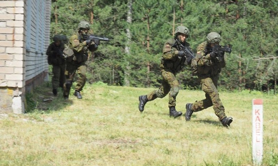 Kazlų Rūdos poligone studentai praktiškai įtvirtina karybos žinias