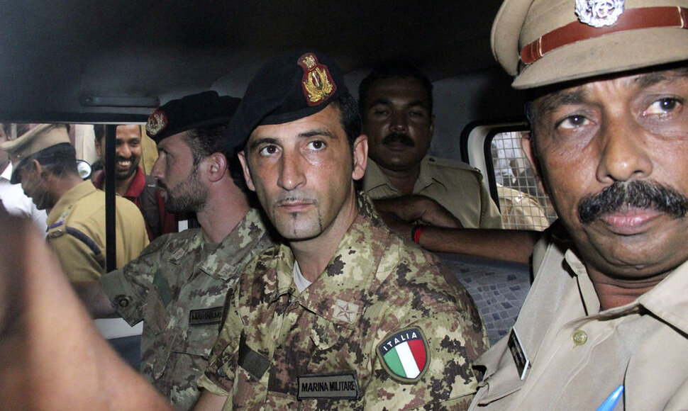 Massimiliano Latorre (pirmas iš kairės) ir Salvatore Girone (viduryje)