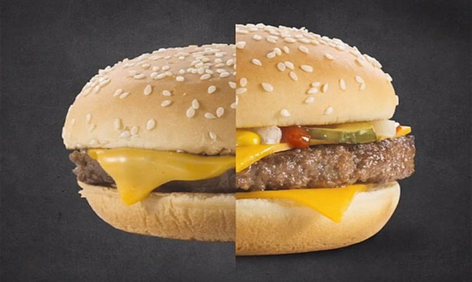 Kairėje „McDonald‘s“ restoranuose parduodamas mėsainis, dešinėje – reklamai sukurtas mėsainis