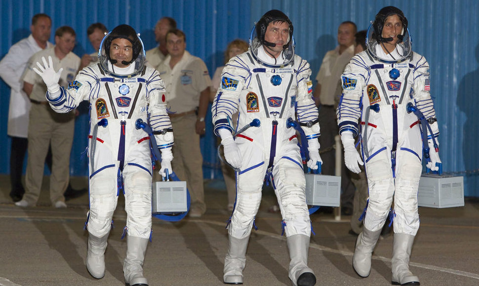 NASA astronautai (iš kairės): japonas Akihiko Hoshide, rusas Jurijus Malenčenka ir JAV astronautė Sunita Williams