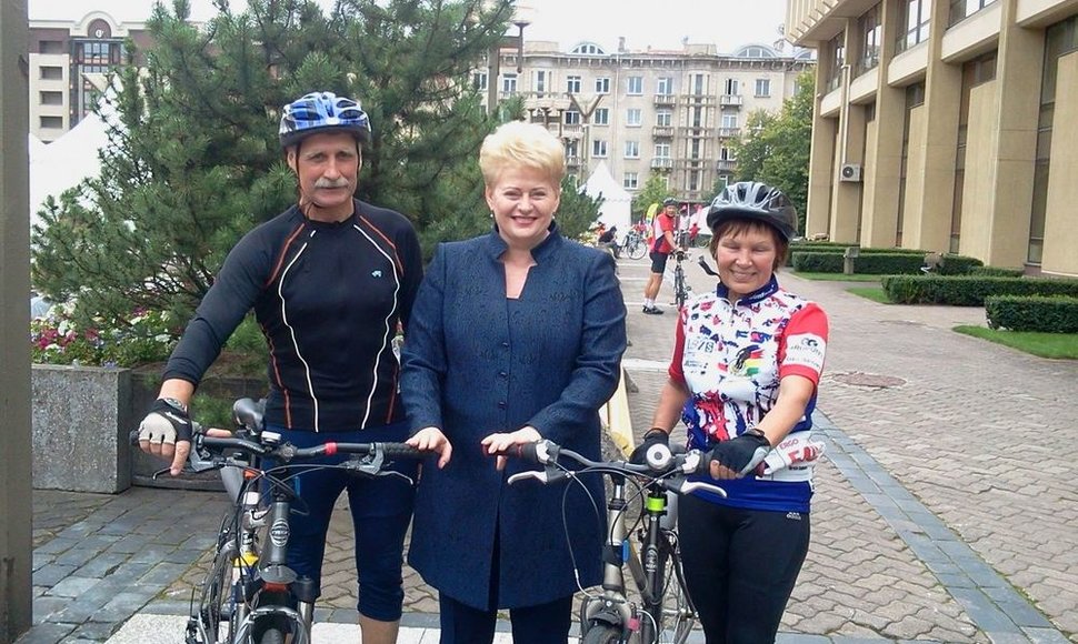 Dalia Grybauskaitė įteikė specialų prizą vieningiausiai „Velamaratono“ komandai