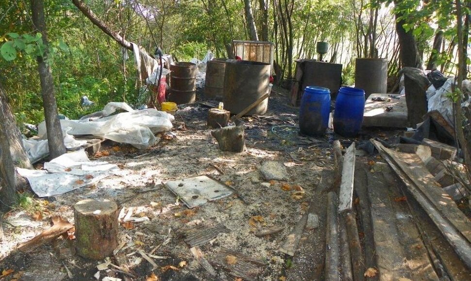 Šilalės rajone pareigūnai aptiko naminės degtinės varyklą