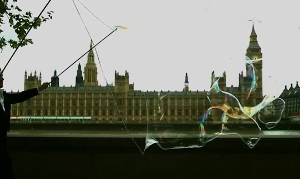 Samas Heathas stebina Londono lankytojus įspūdingo dydžio burbulais