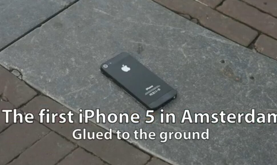 Eksperimentas Amsterdame – prie žemės priklijuotas „iPhone 5“ telefonas
