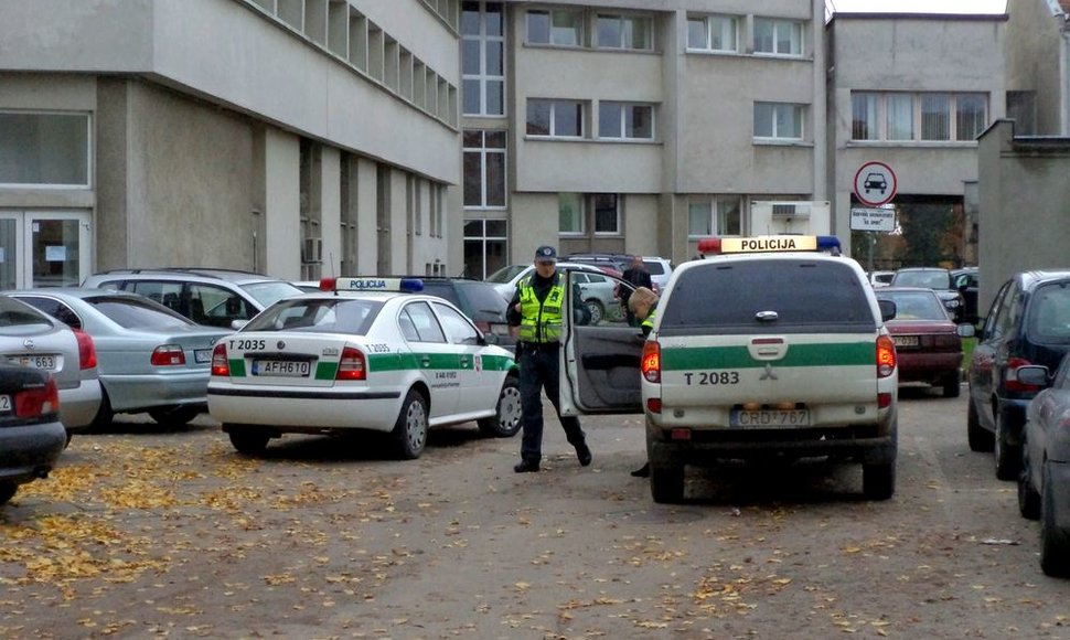 Išankstiniame Seimo rinkimų 2-ojo turo balsavime Šilutėje gausu policijos pareigūnų