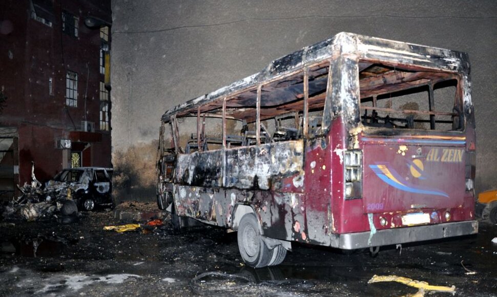 Sirijoje susprogdinta automobilyje buvusi bomba, manoma, jog taikytasi į pravažiuojantį autobusą su 24 keleiviais