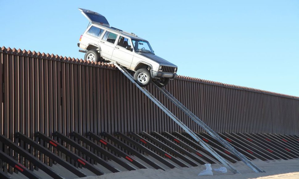 Kontrabandininkų džipas liko pakibęs ant 4,2 metrų aukščio tvoros, skiriančios Meksiką ir Ameriką.