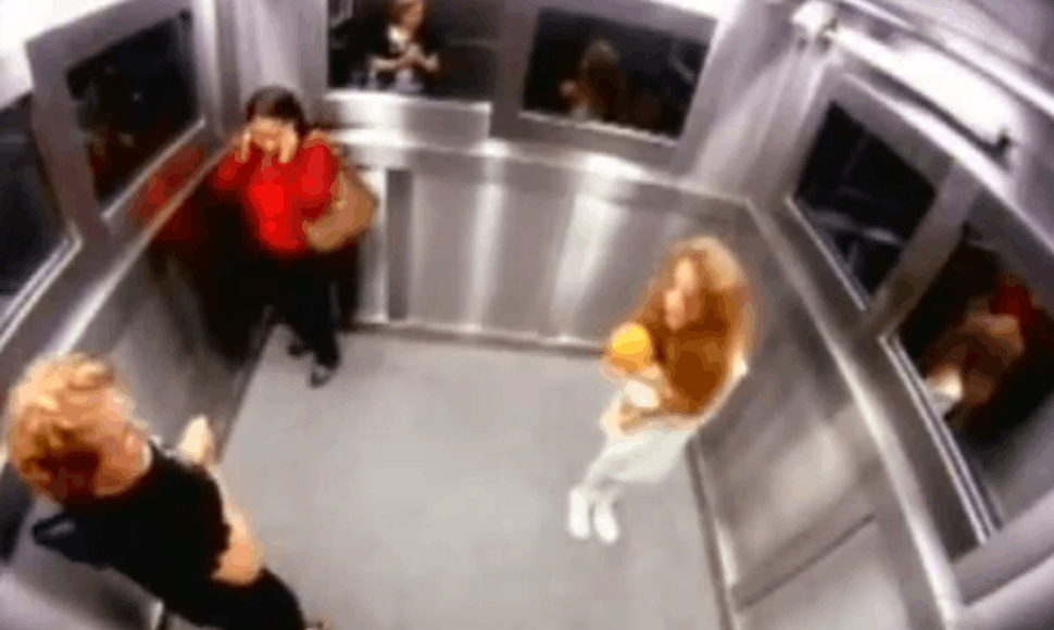 Mergaitė-vaiduoklis lifte gąsdino žmones
