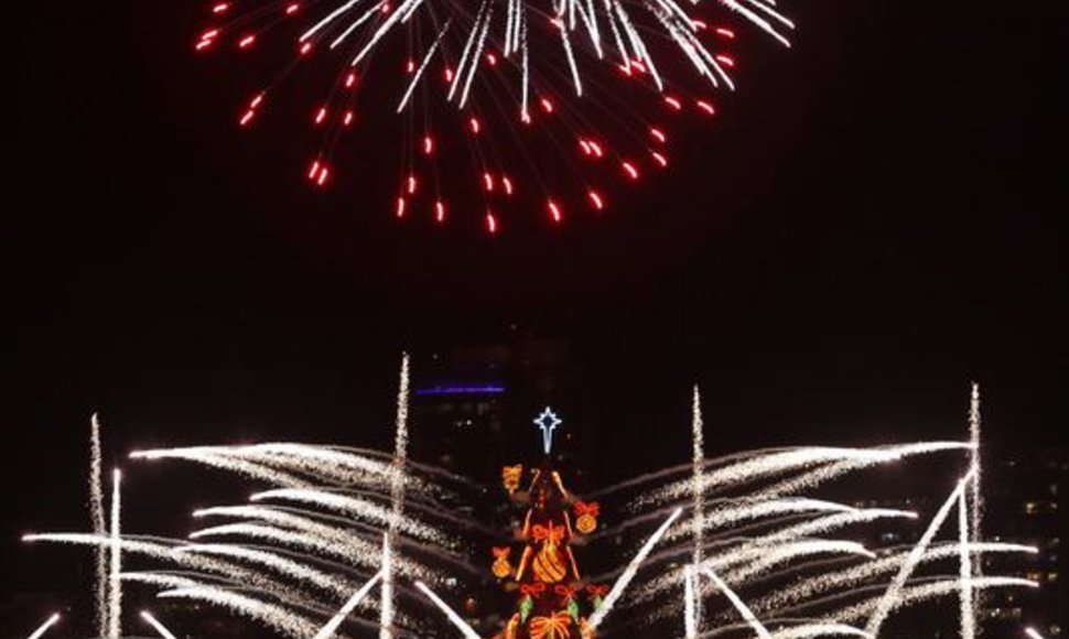 Per Kalėdų eglės įžiebimo ceremoniją miesto dangų nušvietė įspūdingas fejerverkų šou