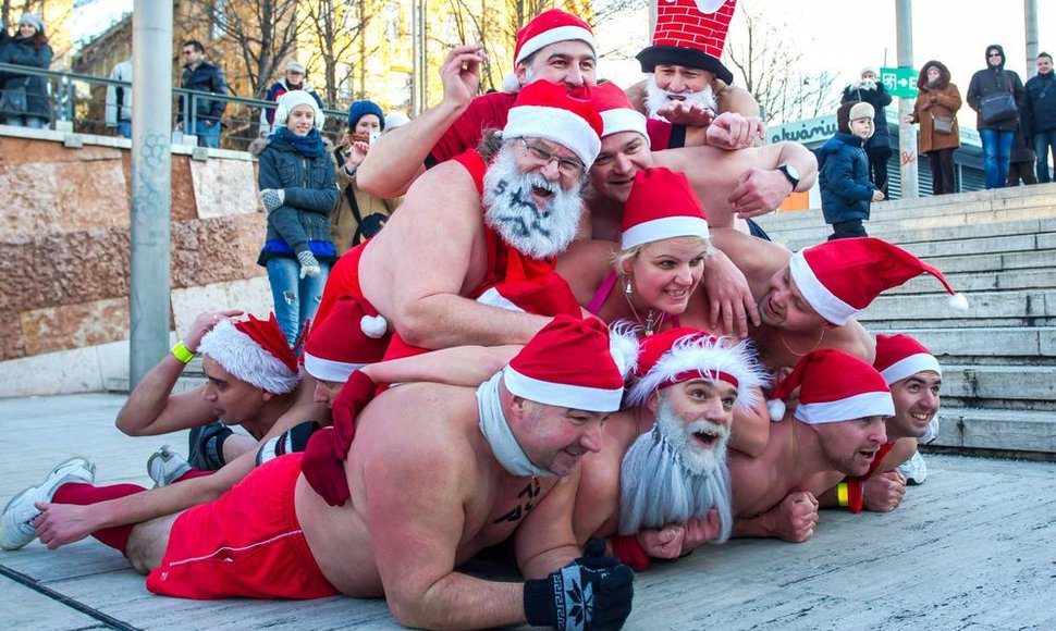 Budapešte surengtas pusnuogių Kalėdų Senelių maratonas