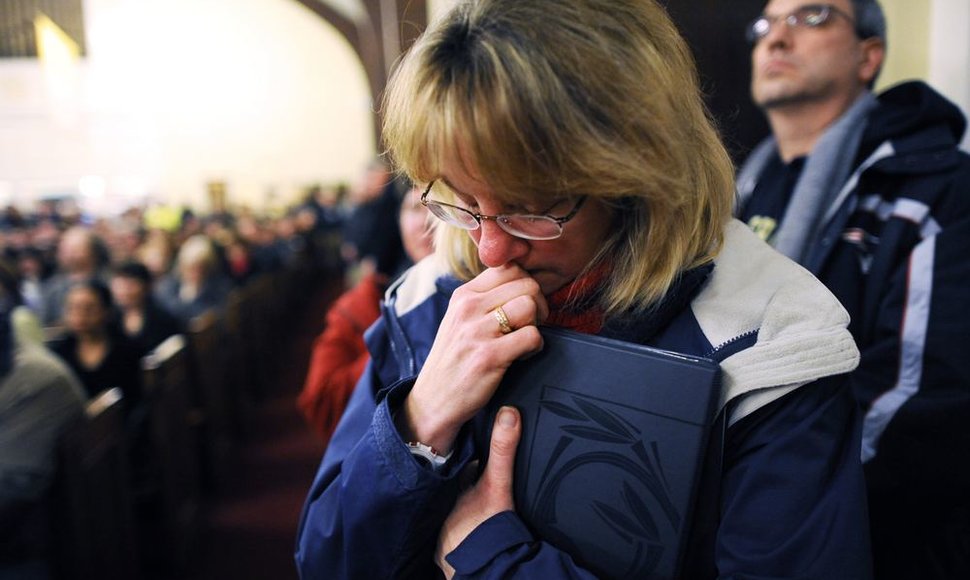 Šimtai amerikiečių pagerbė per susišaudymą mokykloje žuvusių žmonių atminimą
