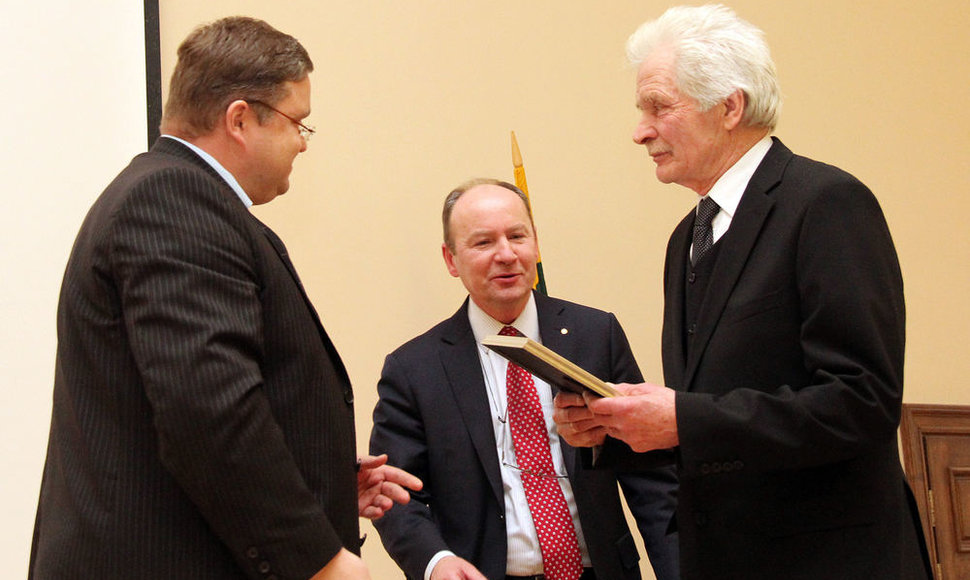 Šių metų prestižinė Vlado Jurgučio premija skirta žinomam ekonomistui dr. Vladui Terleckui (dešinėje)