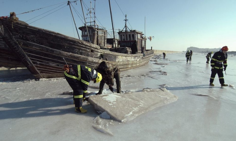 Užšalus jūrai Kinijoje leduose įstrigo tūkstančiai laivų