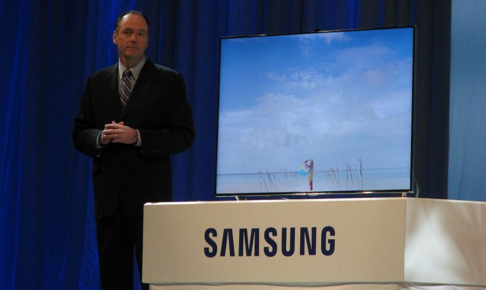 „Samsung“ JAV padalinio prezidentas Timas Baxteris demonstruoja „F8000“ serijos televizorių. 