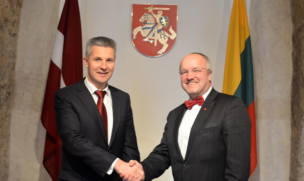 Latvijos gynybos ministras  dr. Artis Pabriks su Lietuvos krašto apsaugos ministru Juozu Oleku