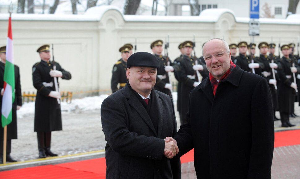 Kra&scaron;to apsaugos ministras Juozas Olekas (de&scaron;inėje) su į Lietuvą atvykusiu Vengrijos gynybos ministru dr. Csaba Hende 