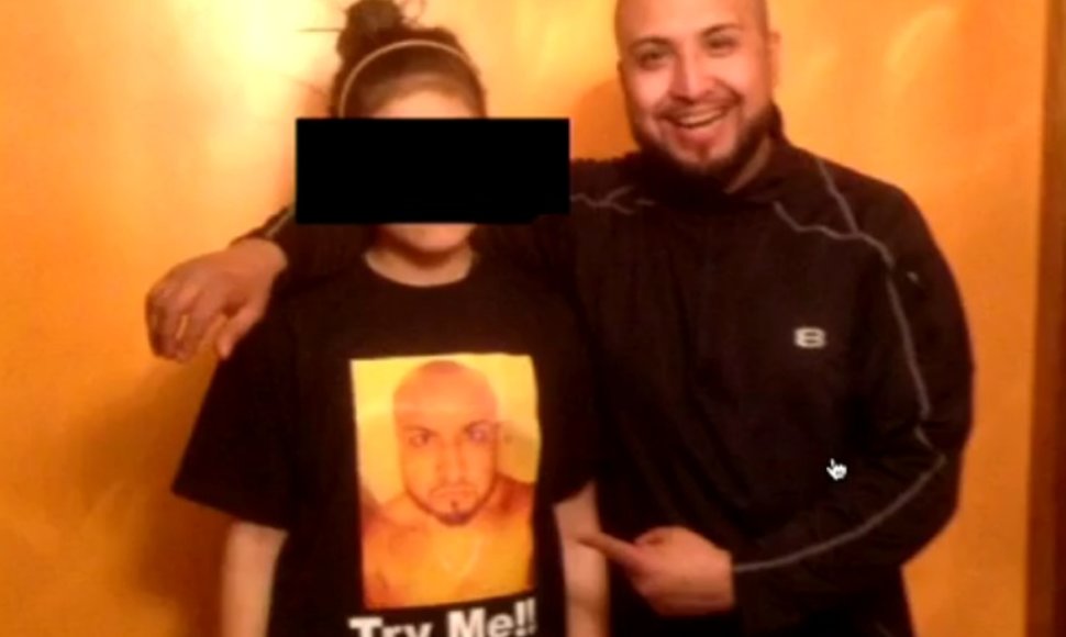 Tėvas už bausmę savo dukrą privertė vilkėti gėdingus marškinėlius