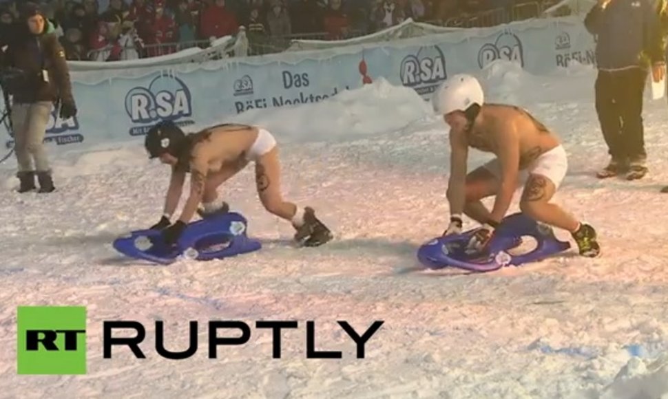 Vokietijoje įvyko nuogalių varžybos su rogutėmis ant sniego