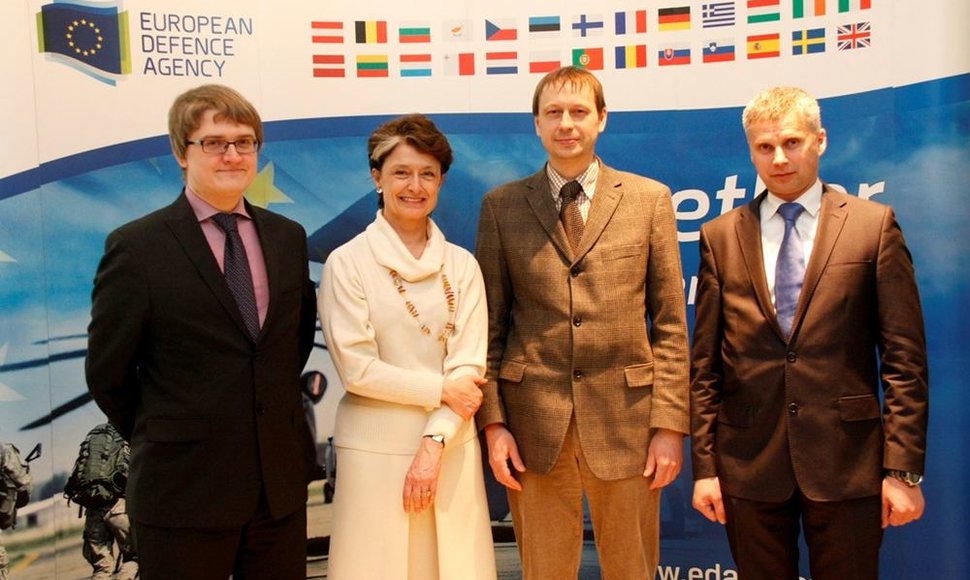 EGA vadovė Claude-France Arnould su Baltijos šalių nacionaliniais ginkluotės direktoriais (plk. V. Šiaučiulis – pirmas dešinėje)