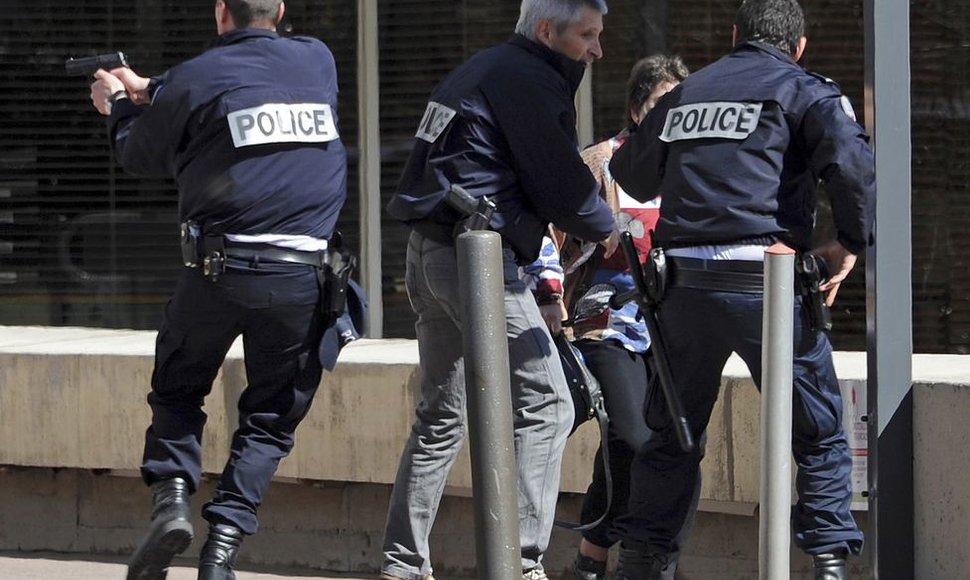 Marselio centre vieną odontologą antradienį nušovė aštuntą dešimtį metų ėjęs pacientas, kuris ir pats vėliau buvo nušautas įsikišus policijai.