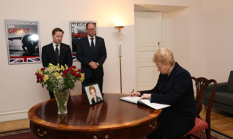  Prezidentė pasirašė užuojautų knygoje dėl Margaret Thatcher mirties