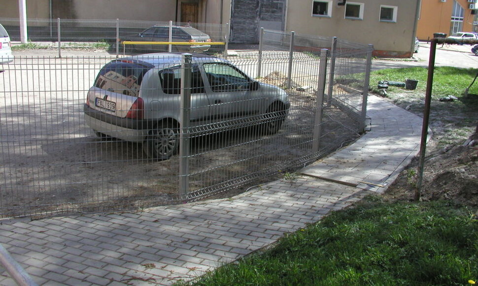 Po skandalo susigėdę verslininkai baigia tiesti šaligatvį
