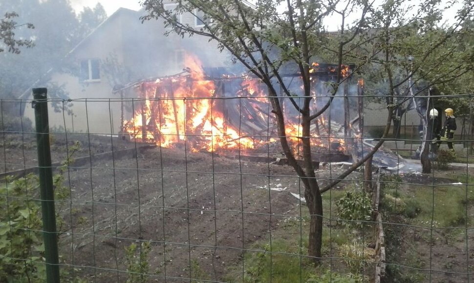 Dvarčionyse sudegė sodo namelis