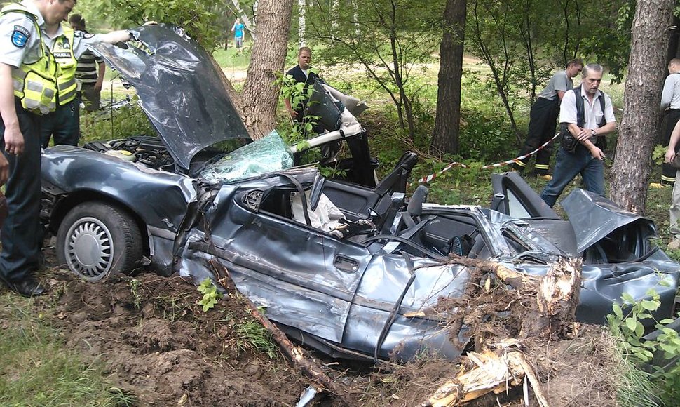 Po avarijos Ignalinoje iš automobilio buvo ištraukti 2 žmonės