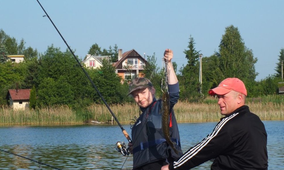 Lazdijų mero taurę spinigavimo varžybose laimėjo Ingridos Vincevičiūtės sugauta lydeka. Nuotraukoje -  moteris su savo gyvenimo draugu Žygimantu Pakutka.