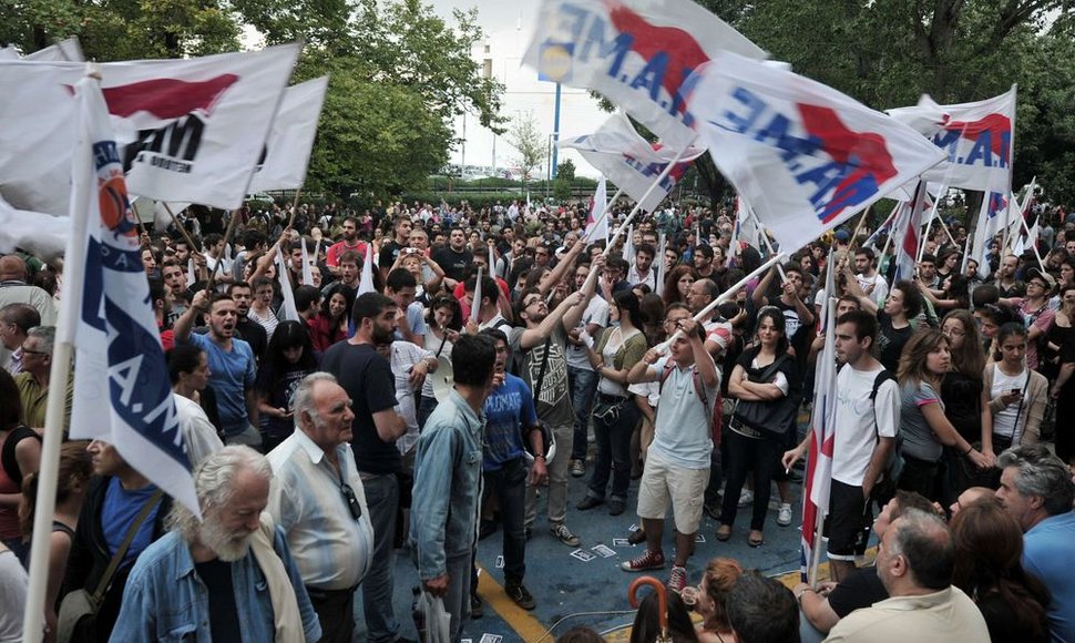 Graikai protestuoja prie uždaryto visuomeninio transliuotojo ERT pastato